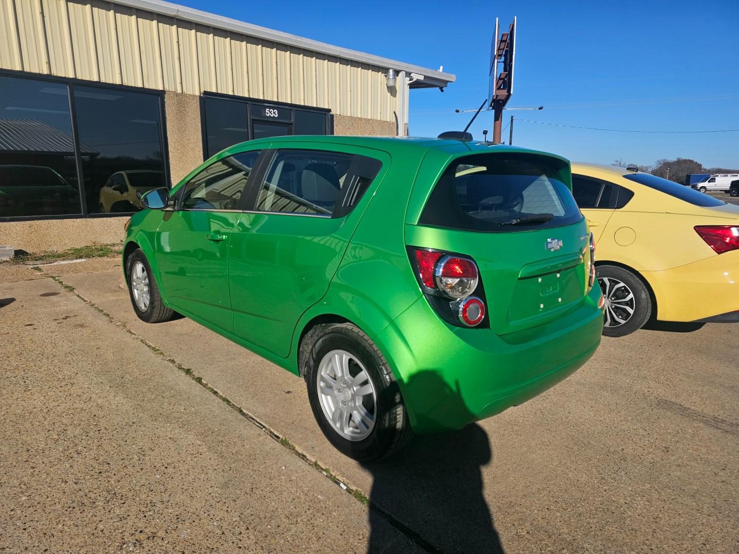 2016 GREEN Chevrolet Sonic LT Auto 5-Door (1G1JC6SH6G4) with an 1.8L L4 DOHC 24V engine, 6A transmission, located at 533 S Seven Points BLVD, Seven Points, TX, 75143, (430) 255-4030, 32.313999, -96.209351 - Photo#3